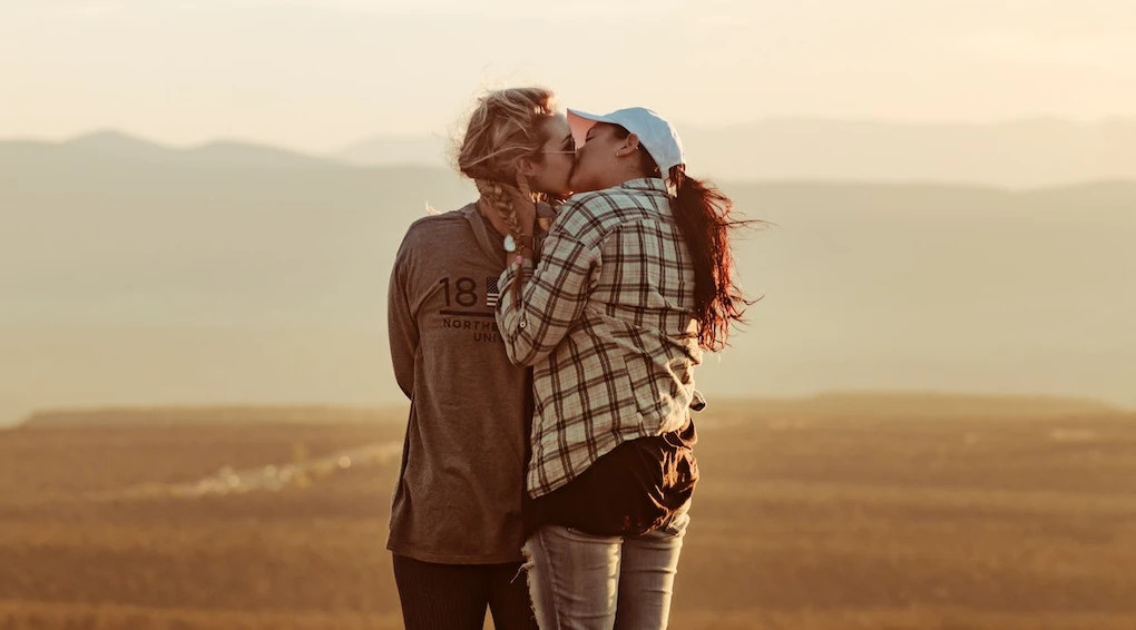 Couple lesbien en amour montagne