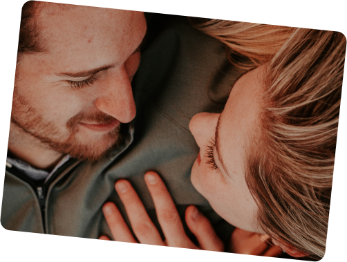 couple se regardant dans les yeux. Amour <3