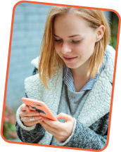 Femme heureuse qui texte